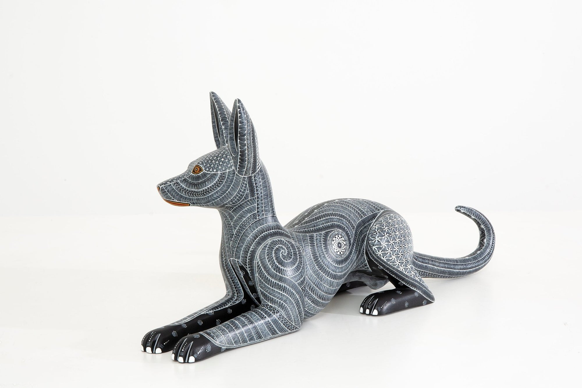 Alebrije Perro - Xoloitzcuintle echado - Arte Huichol - Marakame