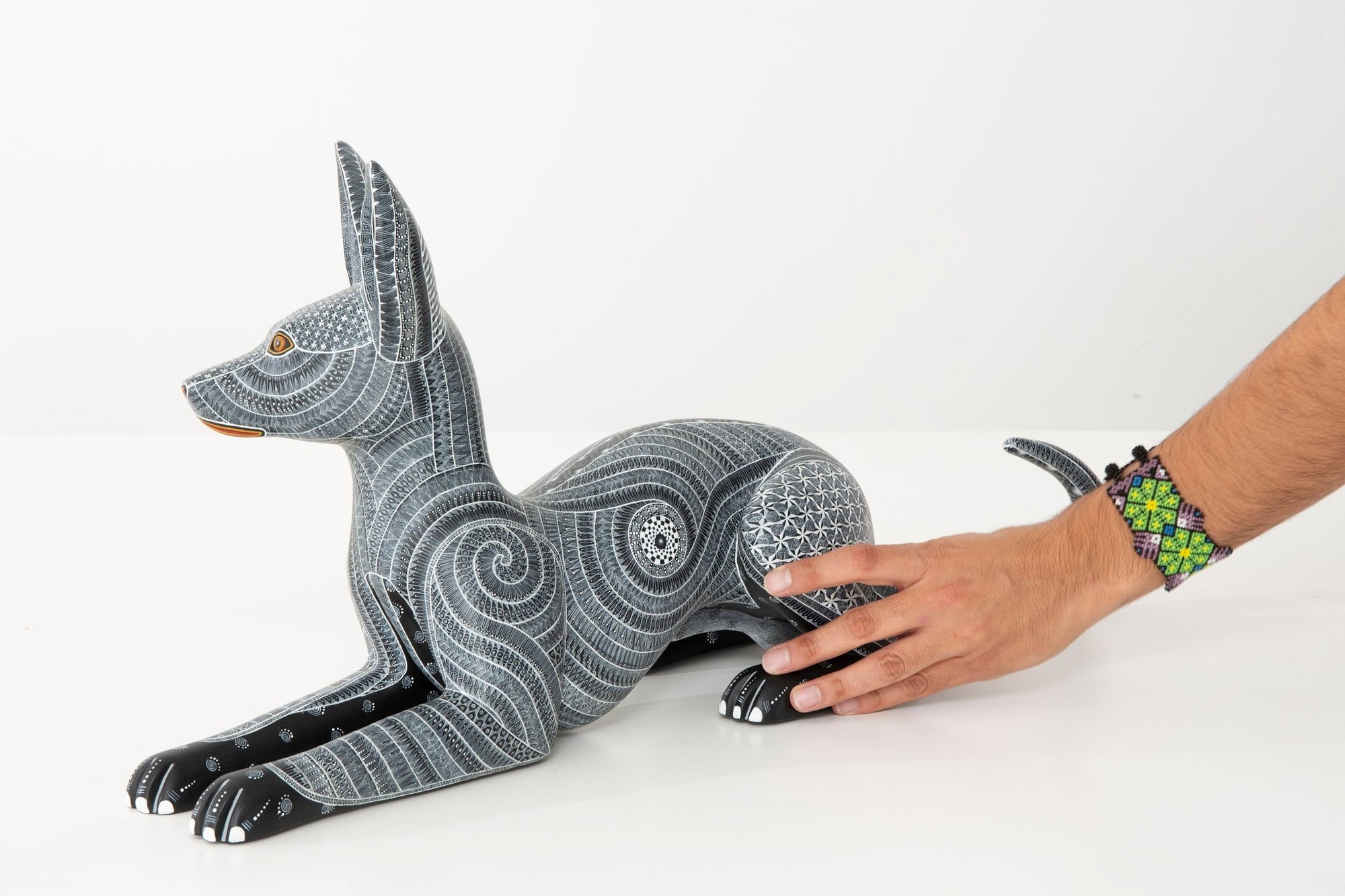 Alebrije Perro - Xoloitzcuintle echado - Arte Huichol - Marakame