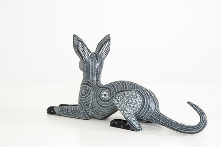 Alebrije Perro - Xoloitzcuintle echado - Arte Huichol - Marakame