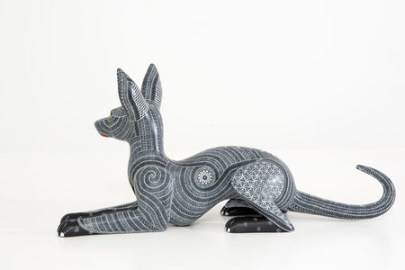 Alebrije Perro - Xoloitzcuintle echado - Arte Huichol - Marakame