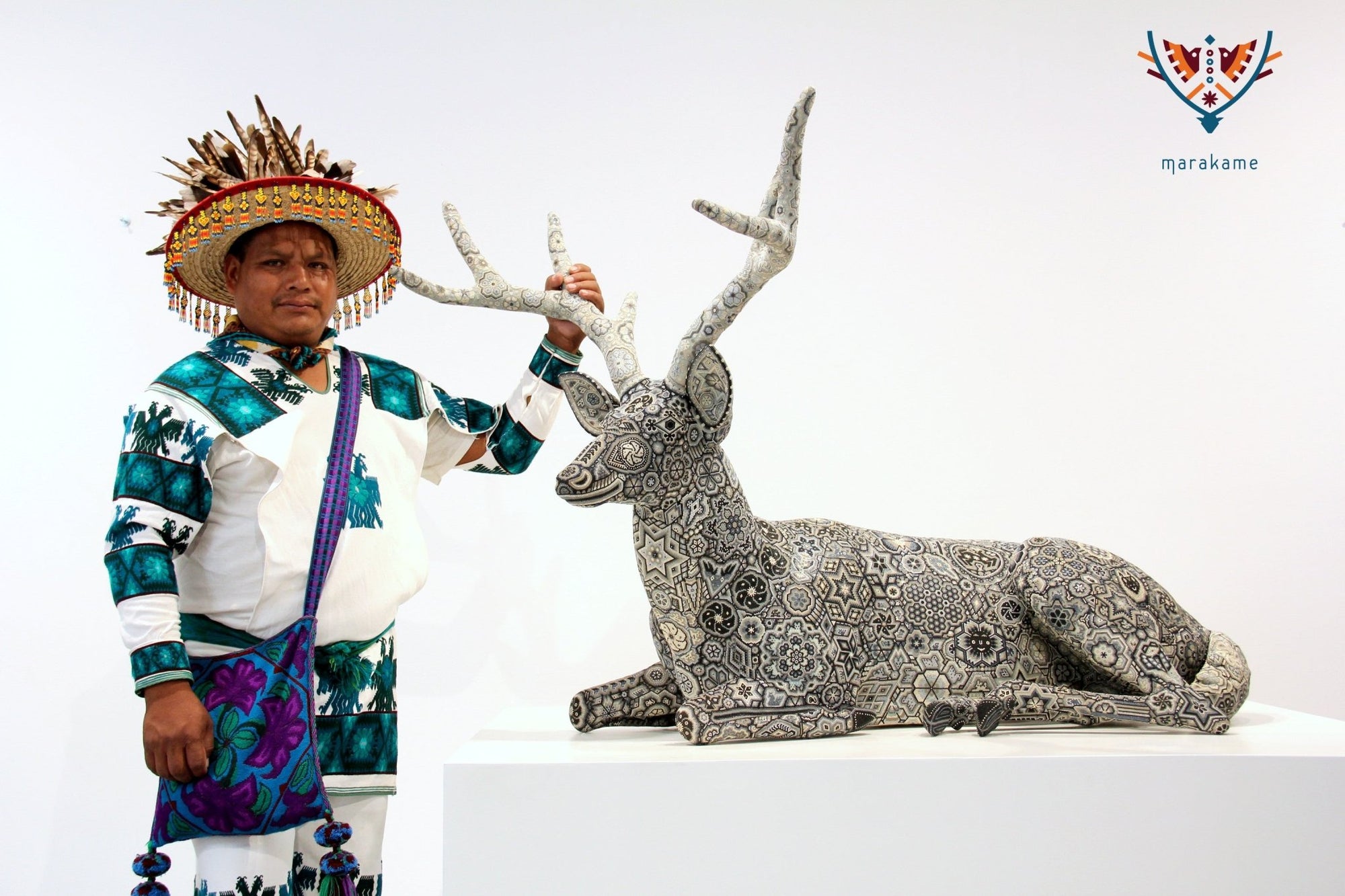 Preventa - Escultura Arte Huichol - Venado echado - Maxa y+wi kauyumarie - Venado negro mensajero de la noche - Arte Huichol - Marakame