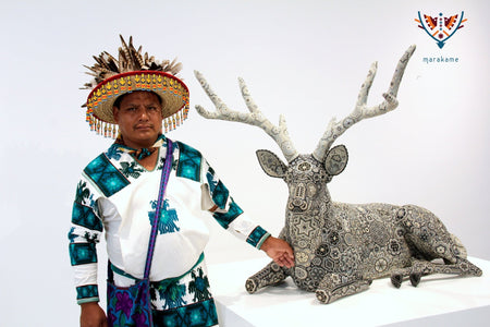 Preventa - Escultura Arte Huichol - Venado echado - Maxa y+wi kauyumarie - Venado negro mensajero de la noche - Arte Huichol - Marakame