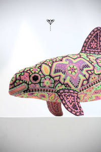 Preventa - Vaquita marina con nuevos cristales neón - Haramara II - Arte Huichol - Marakame